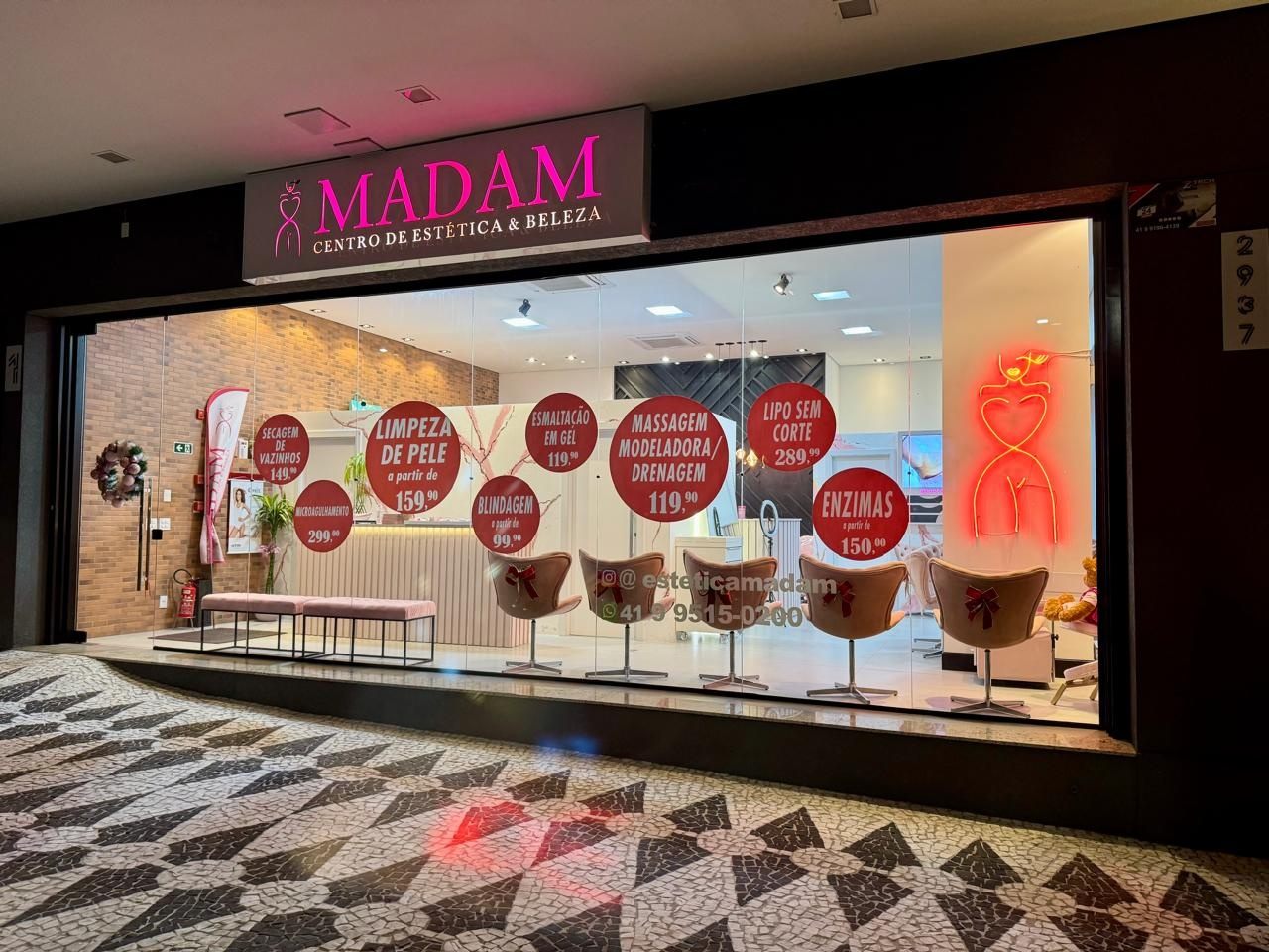 Vitrine da MADAM com as poltronas de atendimento