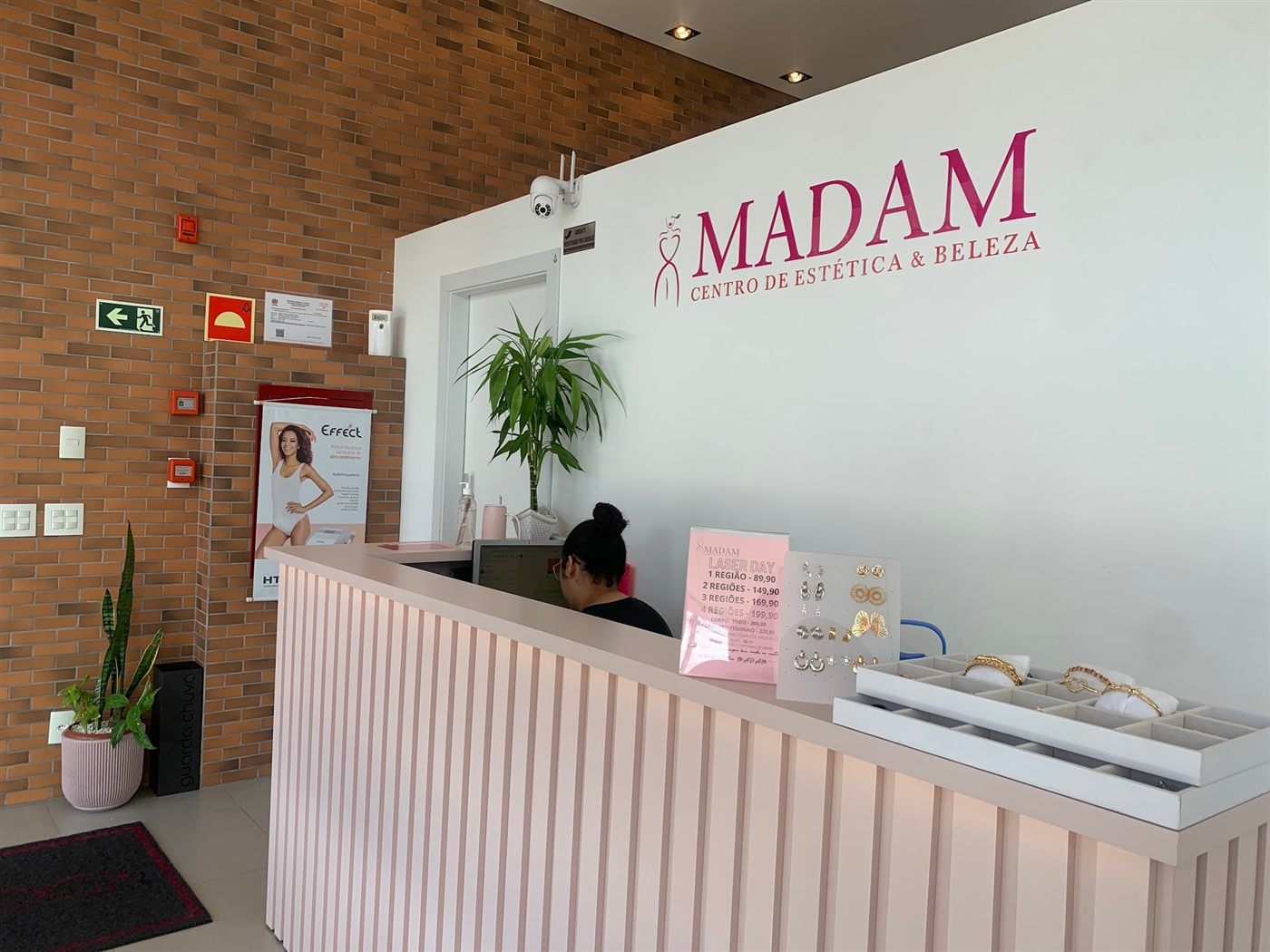 Recepção da MADAM com a logo na parede