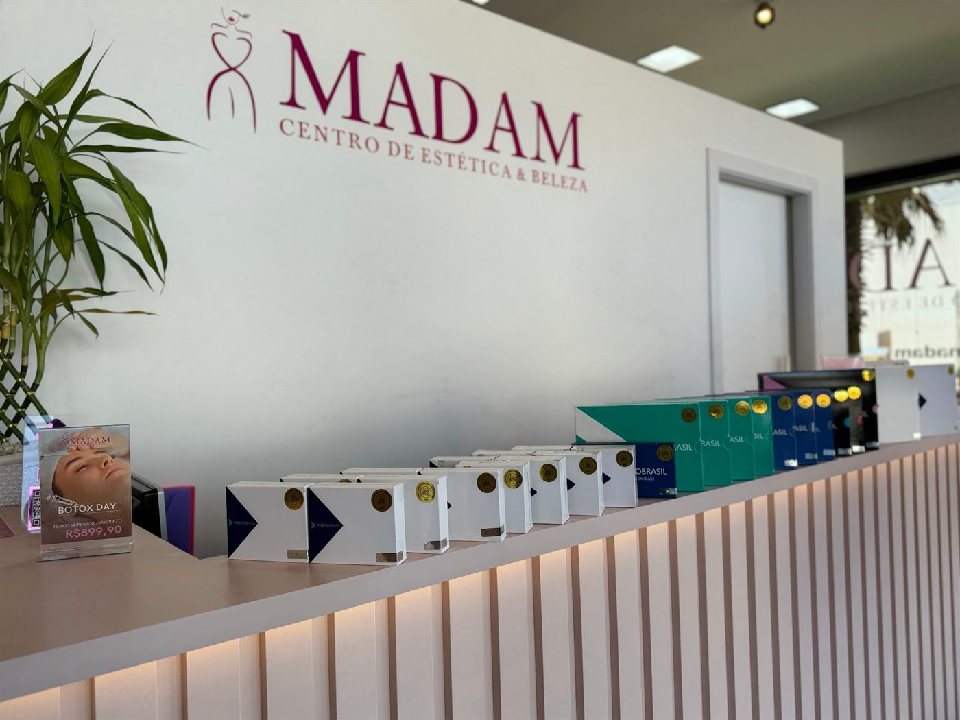 Balcão com produtos e a logo MADAM