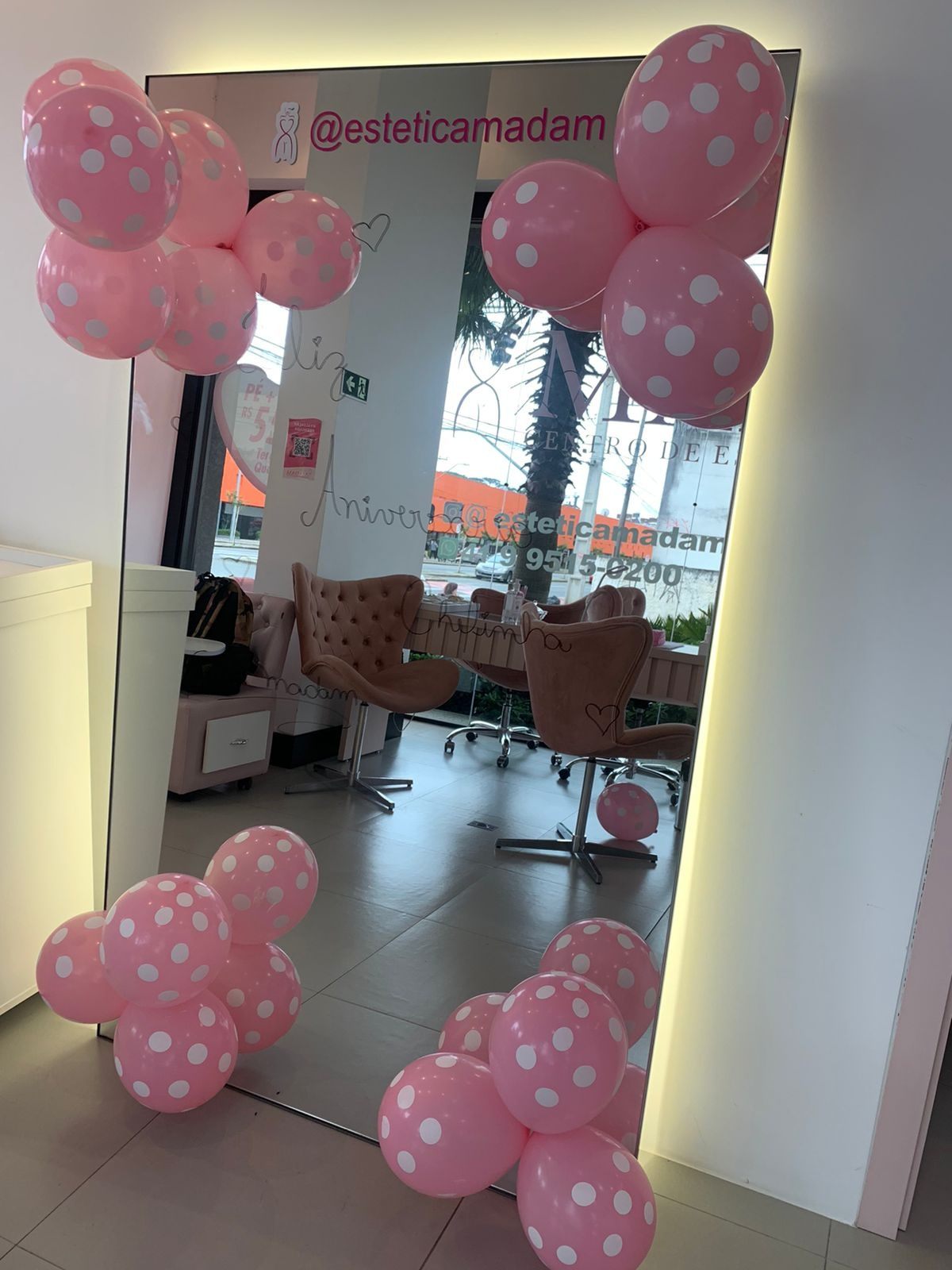 Espelho iluminado com balões rosa