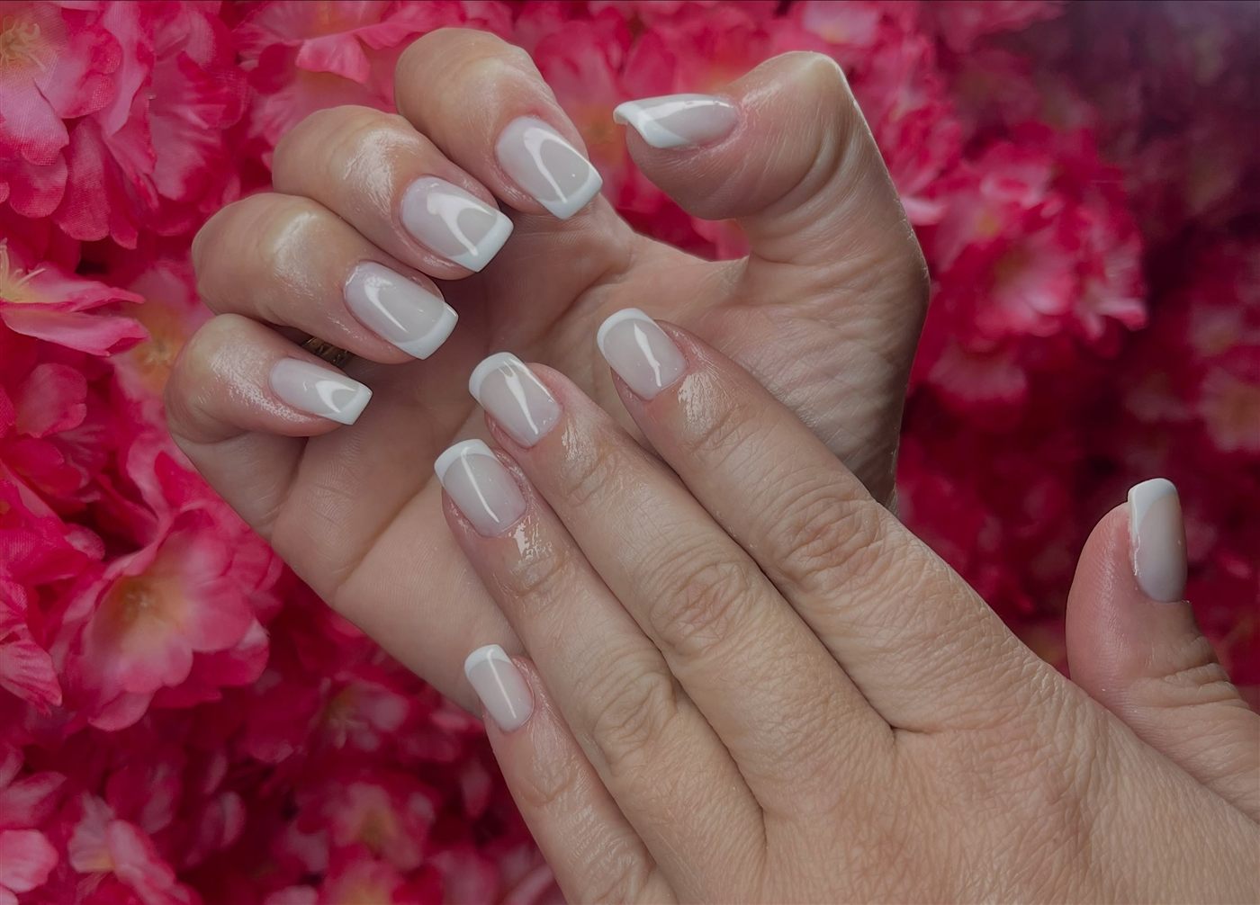 Unhas feitas em tom nude